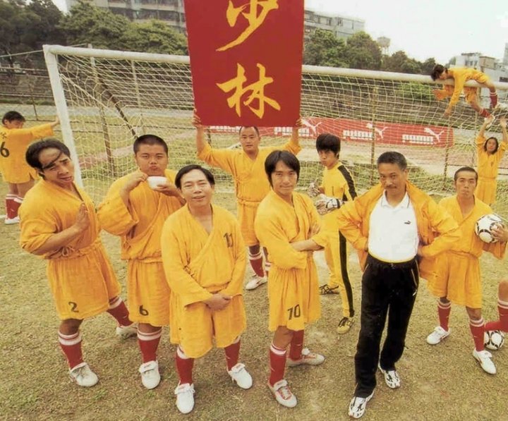 黄一飞和吴孟达在《少林足球》中分别饰演大师兄铁头功和教练。