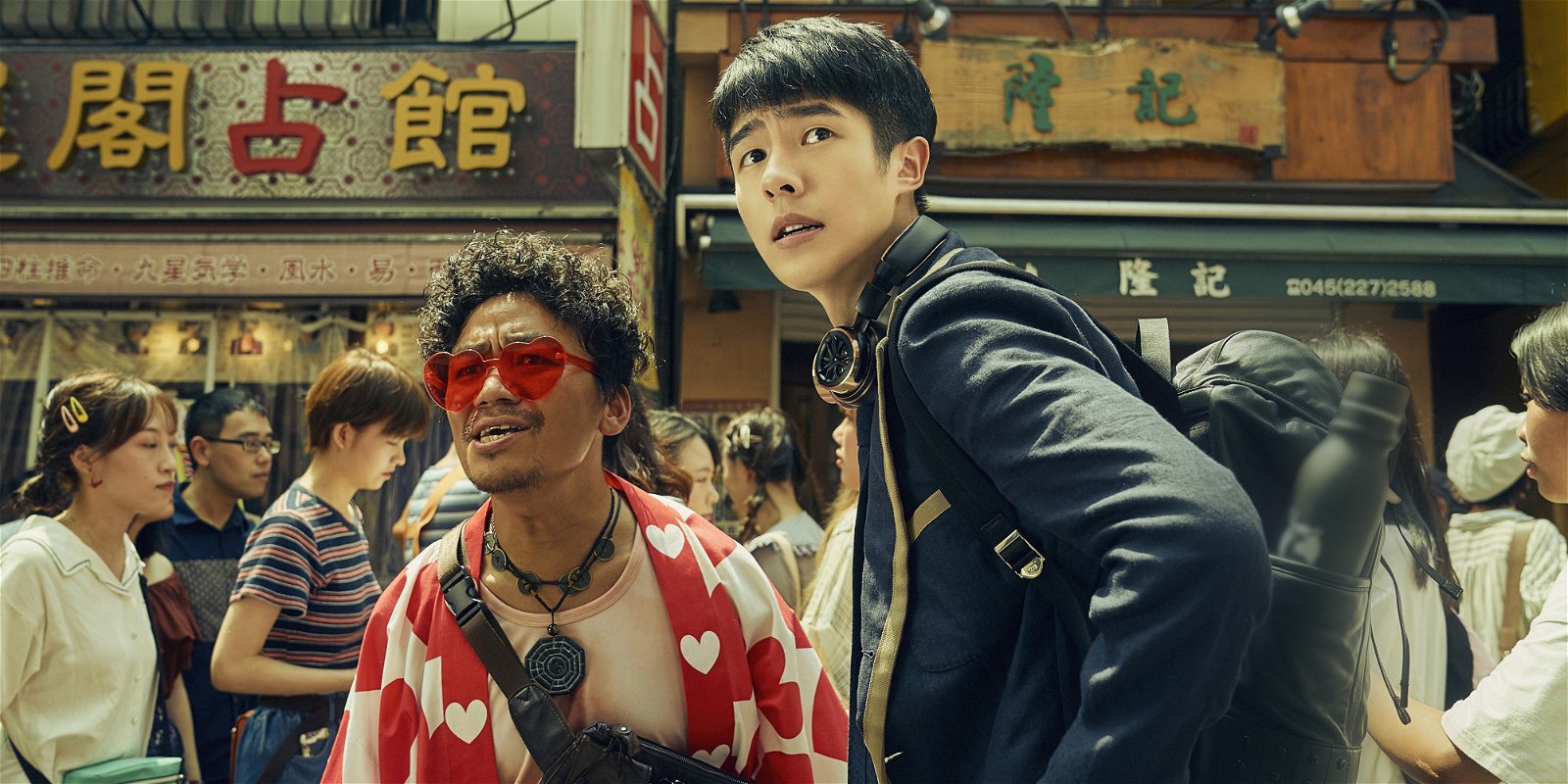 （左）王宝强与刘昊然在电影中受邀到东京查案。
