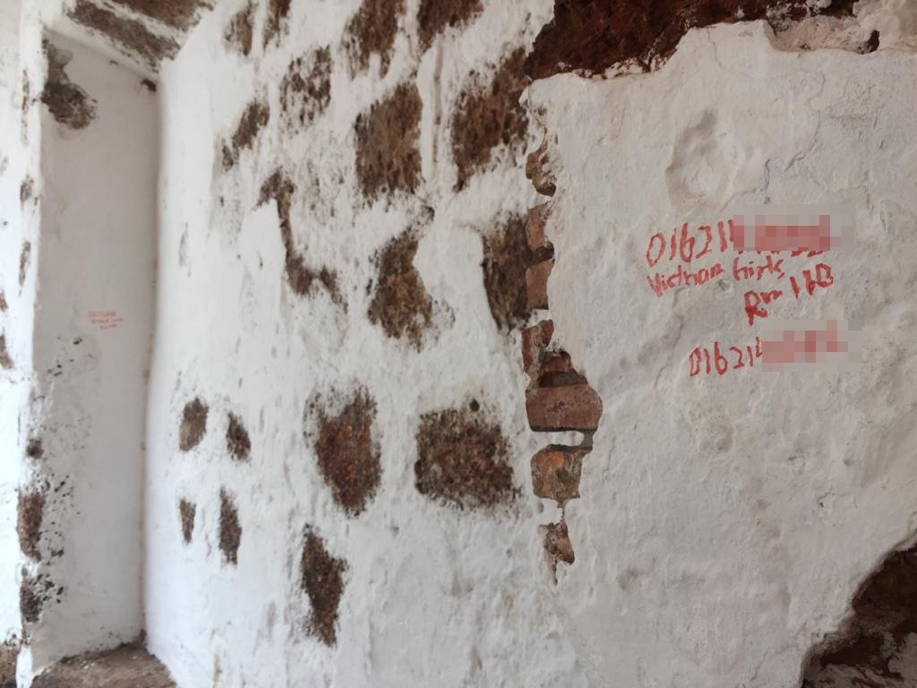 去年刚修复的古城门墙被不明人士随意涂鸦，留下越南妹的电话联系。