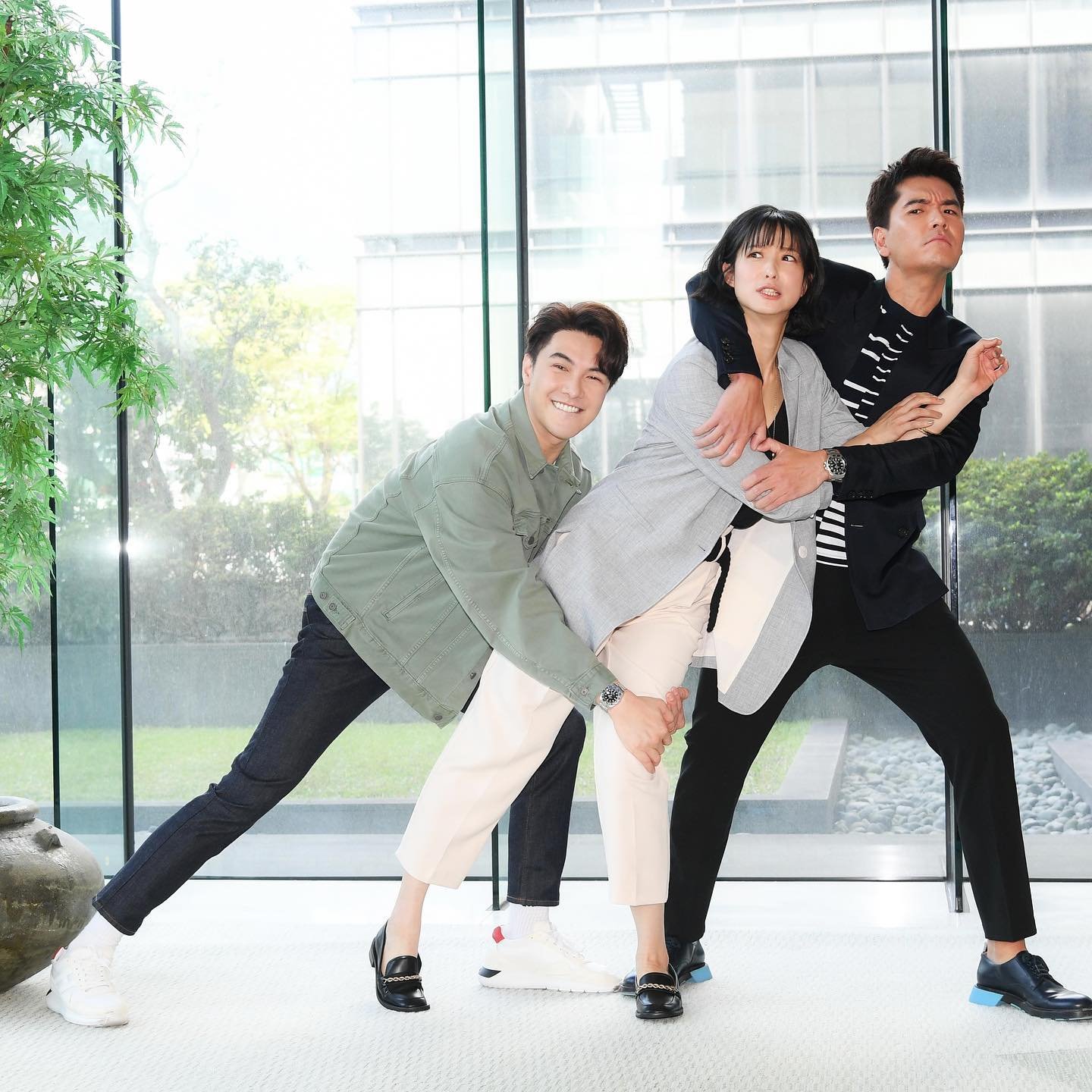 谢佳见（左起）与赖雅妍、王传一合演新剧《三只小猪的逆袭》。