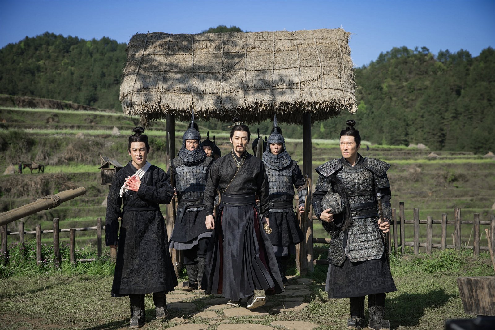 林峰饰演的嬴政带队要诛杀项少龙一家。