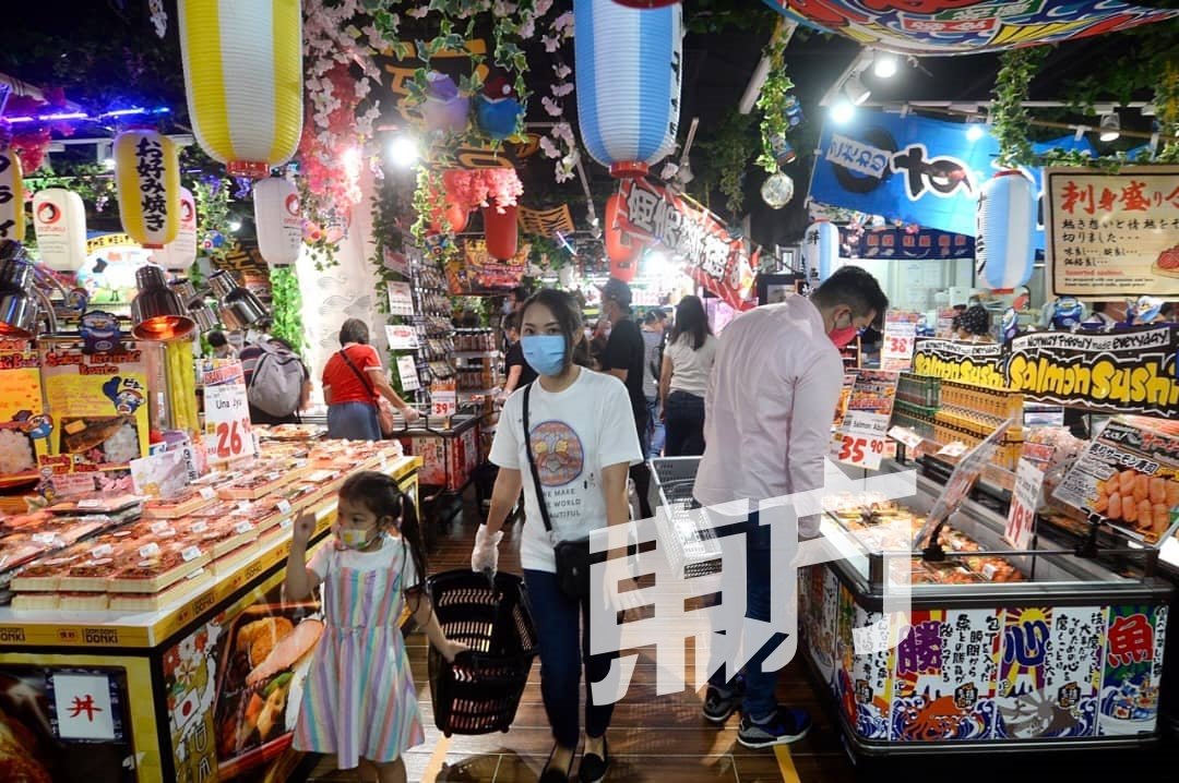 店员以日文问候语亲切恭迎，货架上满是日本食品及用品，开设在吉隆坡的大马首间“Don Don Donki”超市，令疫情期间不得出国的市民，仿佛置身日本一般的感觉。（摄影：陈启新）