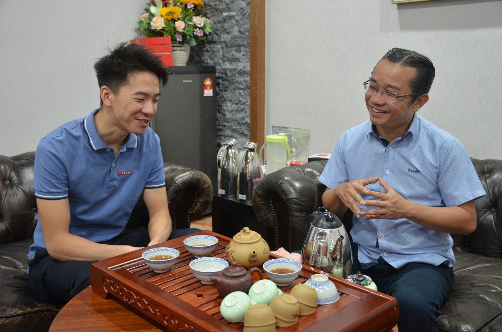王嵣荃（右）和GTM集团主席拿督斯里吴春锦接班人，即集团董事吴泽亿，谈论著酒店业的策略。