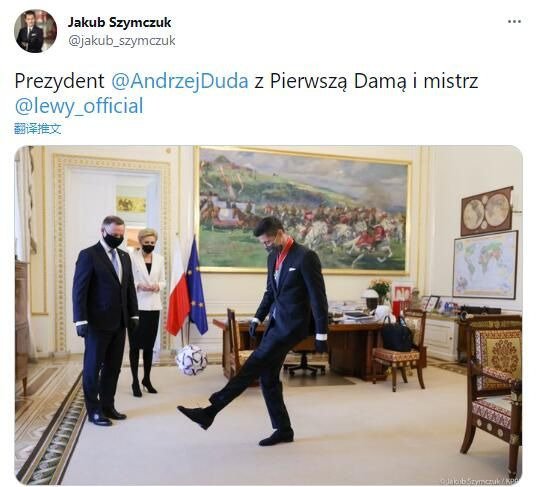 波兰总统杜达的私人摄影师在社交媒体上晒出莱万多夫斯基（右）在总统府颠球的照片。