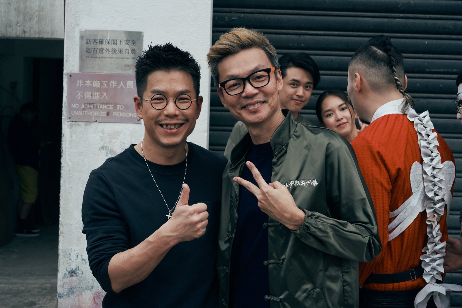 林晓峰（左）饰演阴间电视台 CEO 牛大帅。