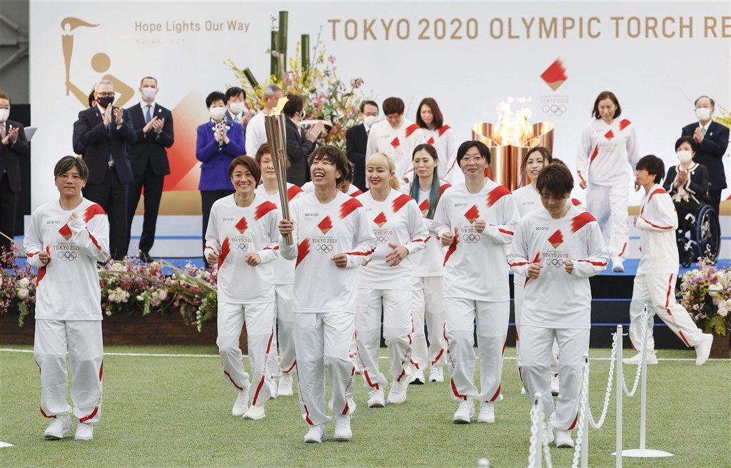 获得2011年女足世界杯冠军的日本国家女子足球队队员们登场担任第一棒火炬手。-共同社-