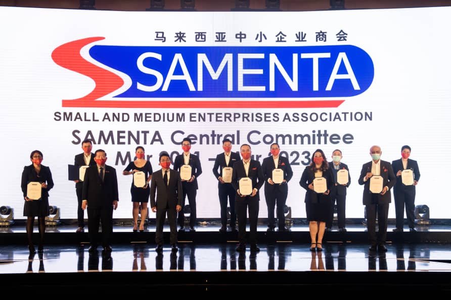马来西亚中小企业商会（SAMENTA）日前举办新一届理事就职典礼，前排右3为吴恩明。