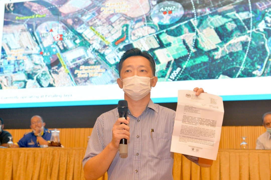 谢琪清在现场向出席者展示环境部发给有关公司的信函，清楚列明申请兴建焚化炉的事项。