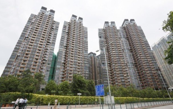 近期古天乐购入香港马鞍山一间坐正北位、拥有无敌大海景的顶层复式豪宅。