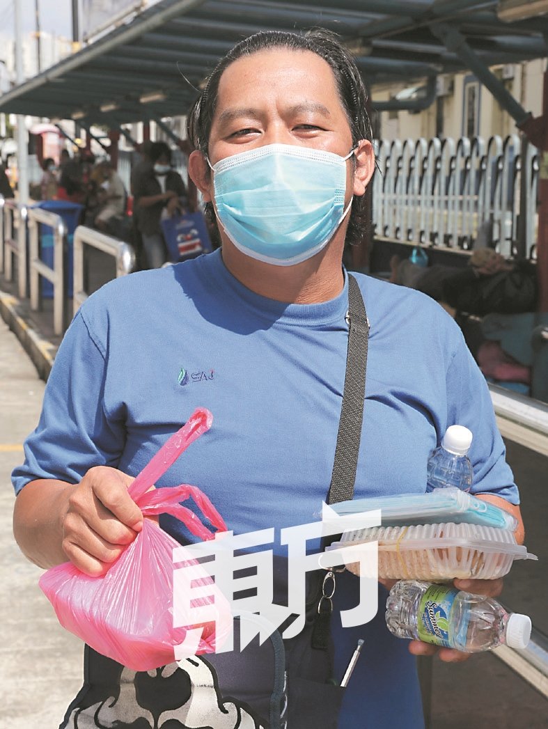 42岁的汉强（化名）来自居銮，去年因行管令失业，每天都来领取免费饭盒解决三餐。