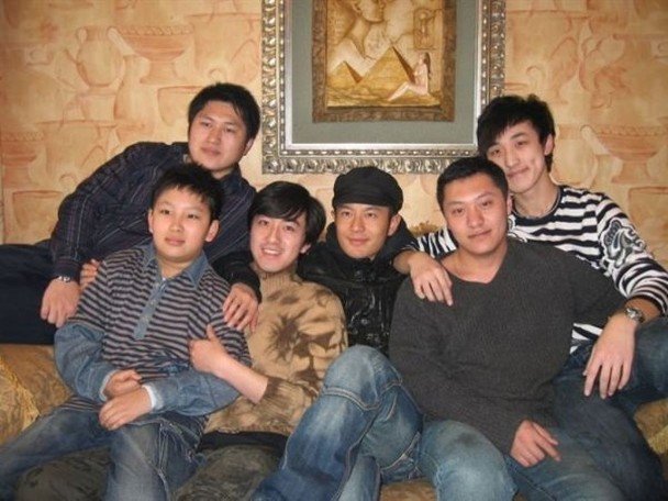 黄晓明的表弟吕鑫（前排左二）的太太艺人闫勤就第1时间点赞Angelababy的社交网，暗示家人关系不变。