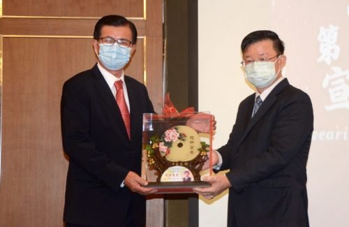 黄清才（左起）颁发纪念品给曹观友。（图取自珍珠快讯）