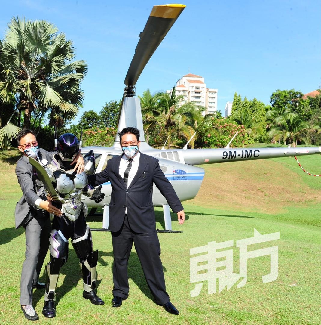 拉扎里（右）和叶金兴（左）周五乘坐直升机抵达推介礼现场，后者更“挟持”剧中反派角色Yabai Kamen（中），大喊“抓到坏人啦”。（摄影：徐慧美）