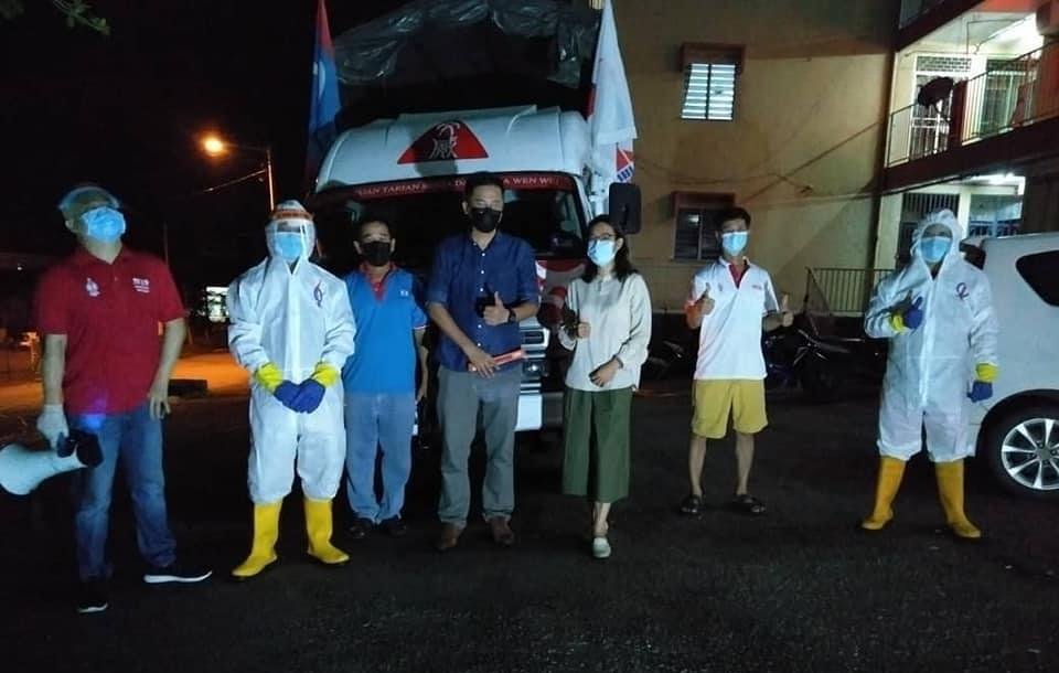 谢守钦（左4）与团队到马接峇鲁新村600户住家进行消毒工作、右3为林秀凌
