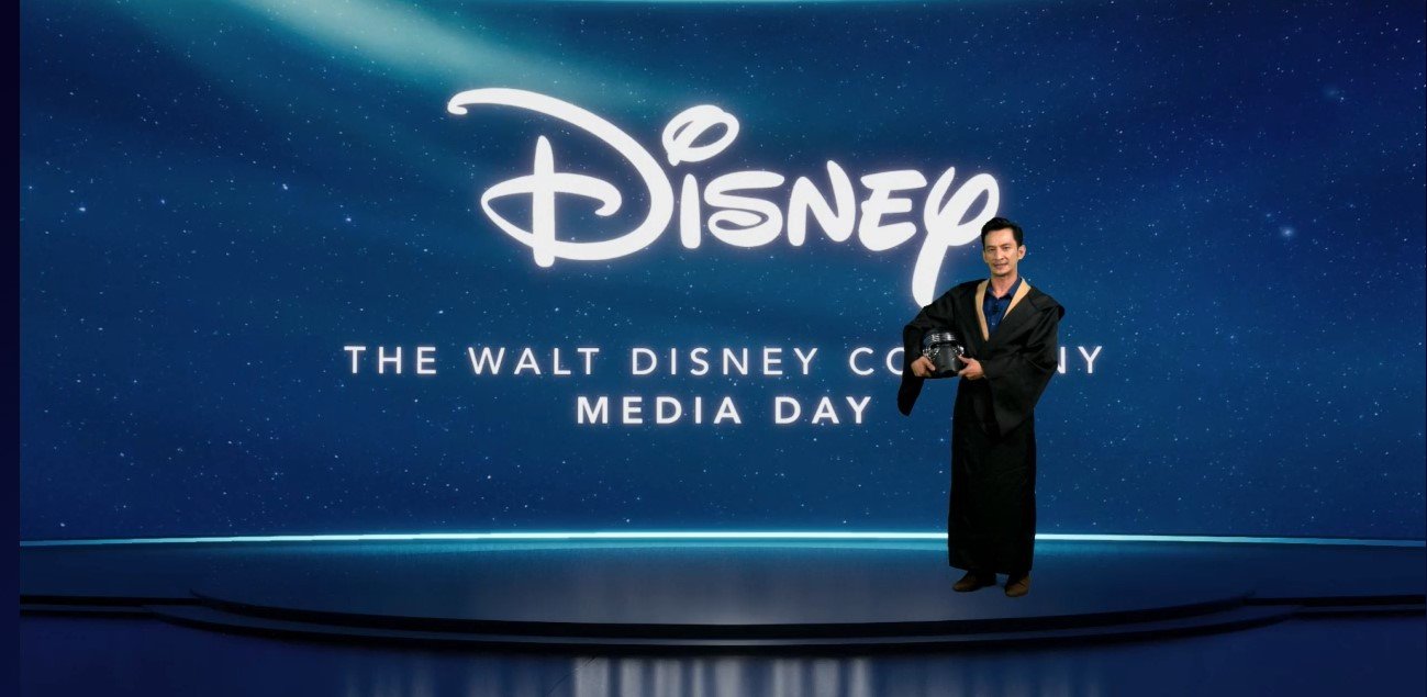 主持人那兹卢丁（Nazrudin Rahman）以黑武士造型为Disney+ Hotstar 打开序幕。