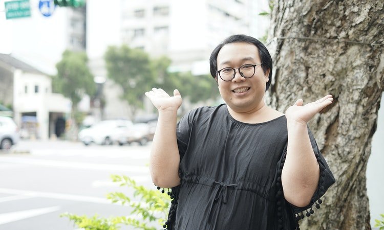 在台湾发展的泰国网红“Alizabeth娘娘”被网民发现与萧敬腾爸爸撞脸。