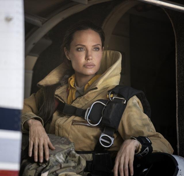 安芝莲娜祖莉在新片《那些要我死的人》中饰演消防员。