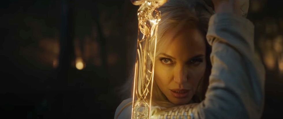 安芝莲娜祖莉在《永恒族》预告片中，霸气持剑抗敌的画面，短短几秒画面，就让影迷直呼过瘾。
