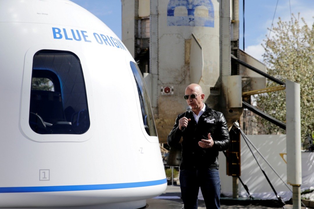 亚马逊首席执行员兼“蓝色起源”创始人贝佐斯，2017年4月在在美国科罗拉多州科罗拉多斯普林斯举行的第33届太空研讨会上，介绍“新雪帕德”火箭助推器和机组人员胶囊样机。（图取自路透社）
