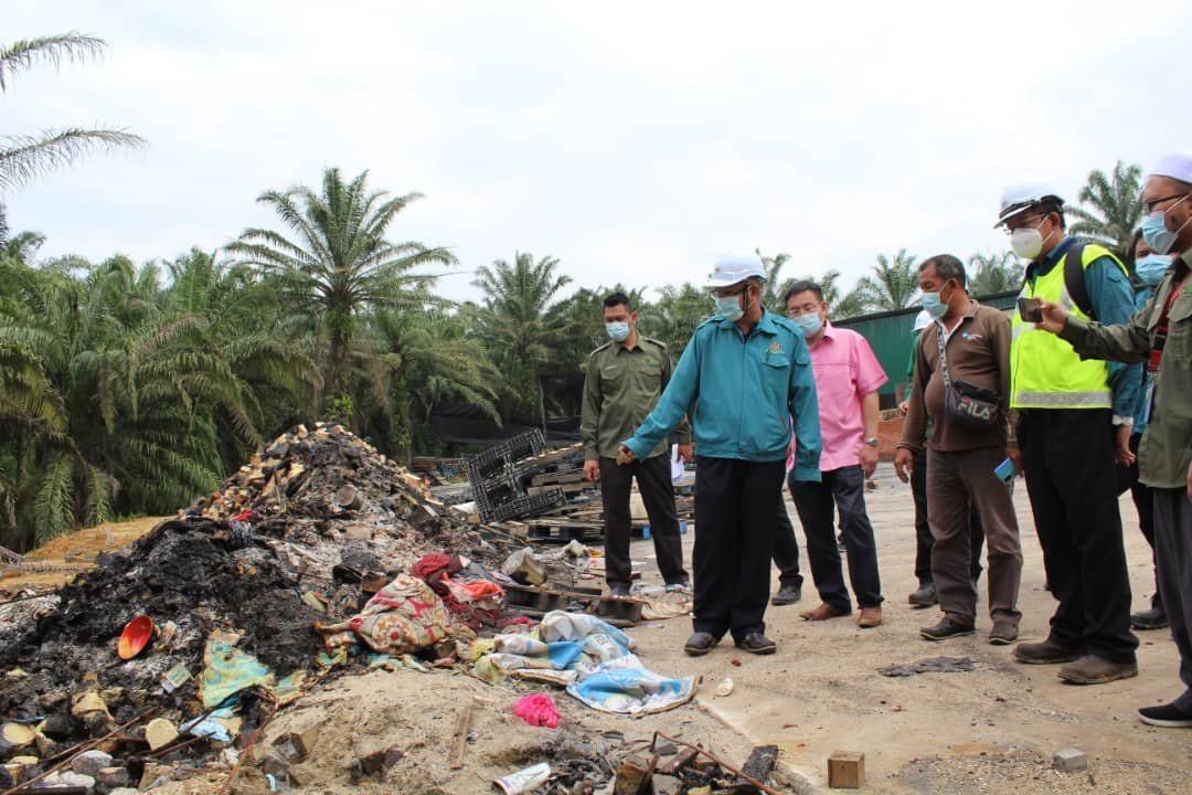 官员从该厂的垃圾堆中发现有近日丢弃的食物残渣。