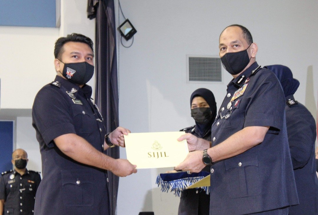 米尔法利达拉（右）颁发表扬状予霹州刑事罪案调查组警官拉斯迪。