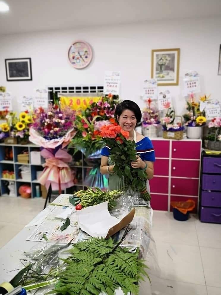 花店业者金玲玲正在赶制母亲节花束。