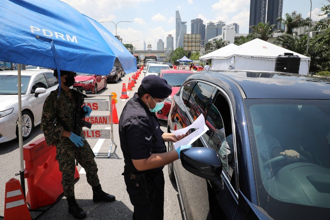 警方在联邦大道的雪隆交界处设立路障，从阿玛大厦(Amcorp Mall)往吉隆坡方向的交通均出现车龙。