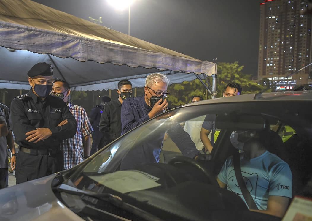 阿克里沙尼 (左1) 于今天凌晨，与国防部高级部长拿督斯里依斯迈沙比理，到梳邦再也第8区收费站路障进行巡视。