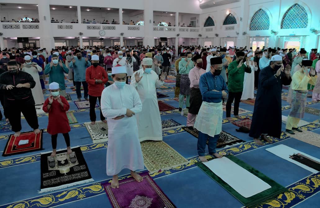 约1000名信徒在开斋节首日进入依斯干达清真寺进行开斋节祈祷。（马新社）