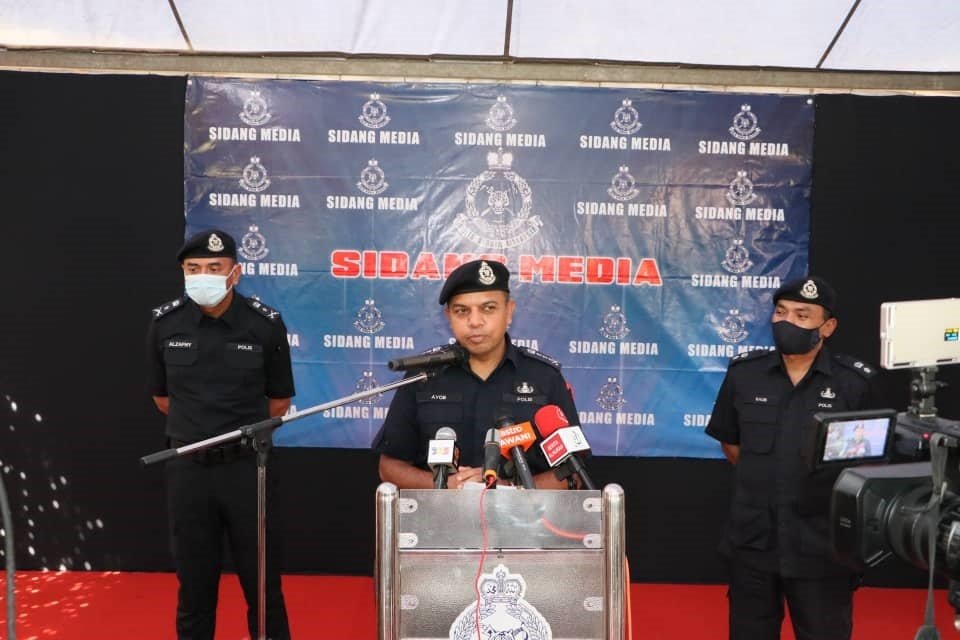 阿育甘（中）巡视柔州与森美兰边界的路障后，在大港警局内召开新闻发布会。