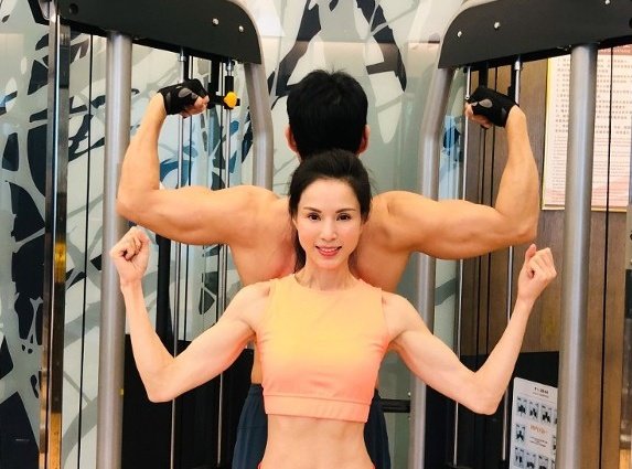 李若彤背后的男人，拥有一身超狂的肌肉。