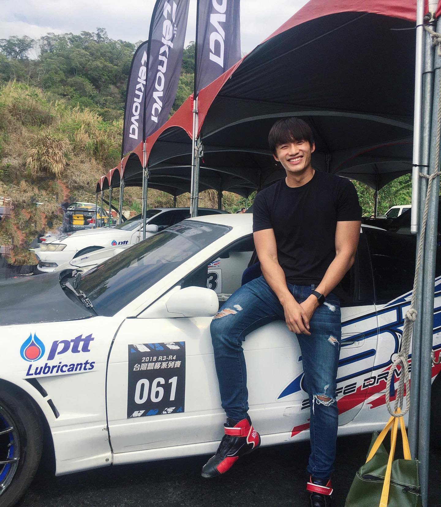 阿哲近期在台湾参加赛车比赛。