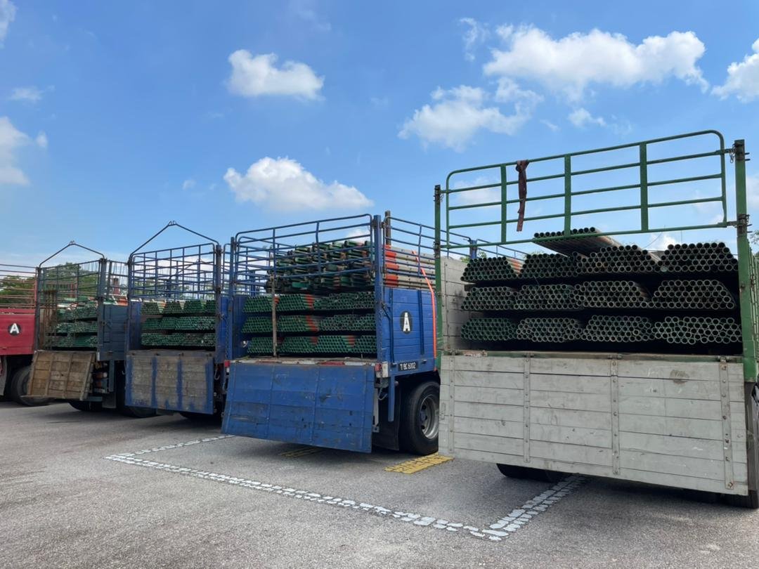 马六甲警方用12辆罗里，分批把总值90万令吉的鹰架铁料运送到甲州以进行调查。