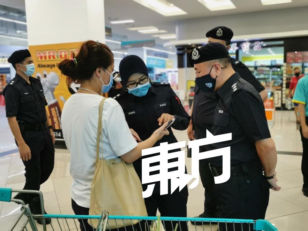 警方抽样检查民众的手机应用程式了解她们的购物时间，右为马永来。
