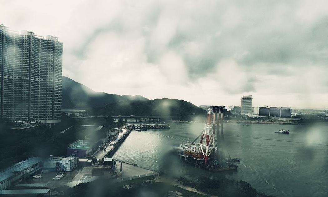 正在隔离中的黄秋生贴出香港雨景。