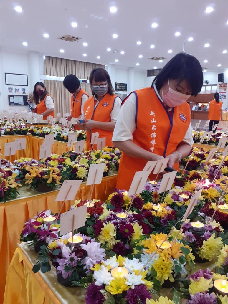 新山柔佛佛学会在线上展示以1250枝胡姬花卉布置的佛殿和浴佛池。