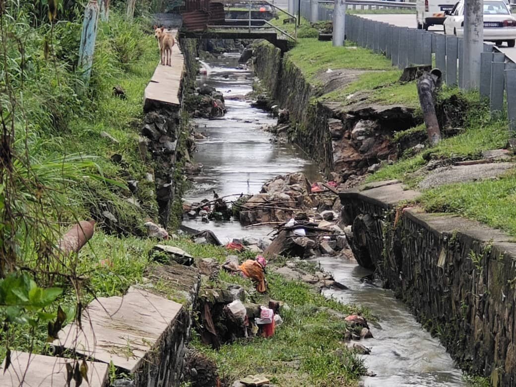 芙蓉敦依斯迈医生路沟渠围提遭洪水冲击后宣告倒塌。