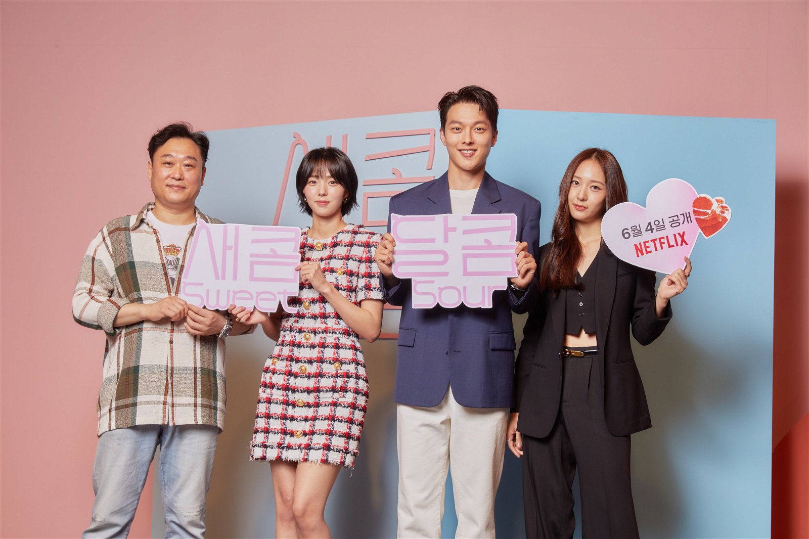 导演李桂碧（左起）、蔡秀彬、张基龙和郑秀晶为4日上映的《酸酸甜甜我爱你》出席发布会。