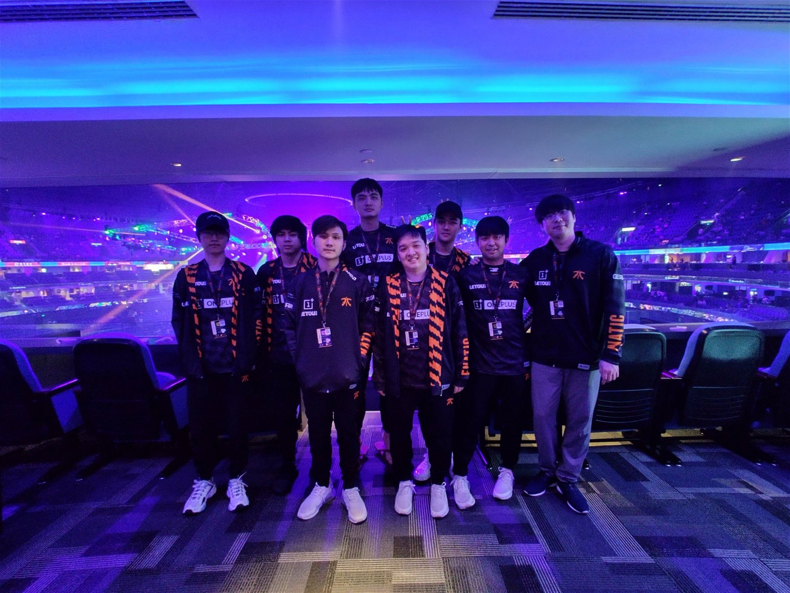 许伟顺（右4）带领Fnatic战队参与2019年国际邀请赛的全体阵容。