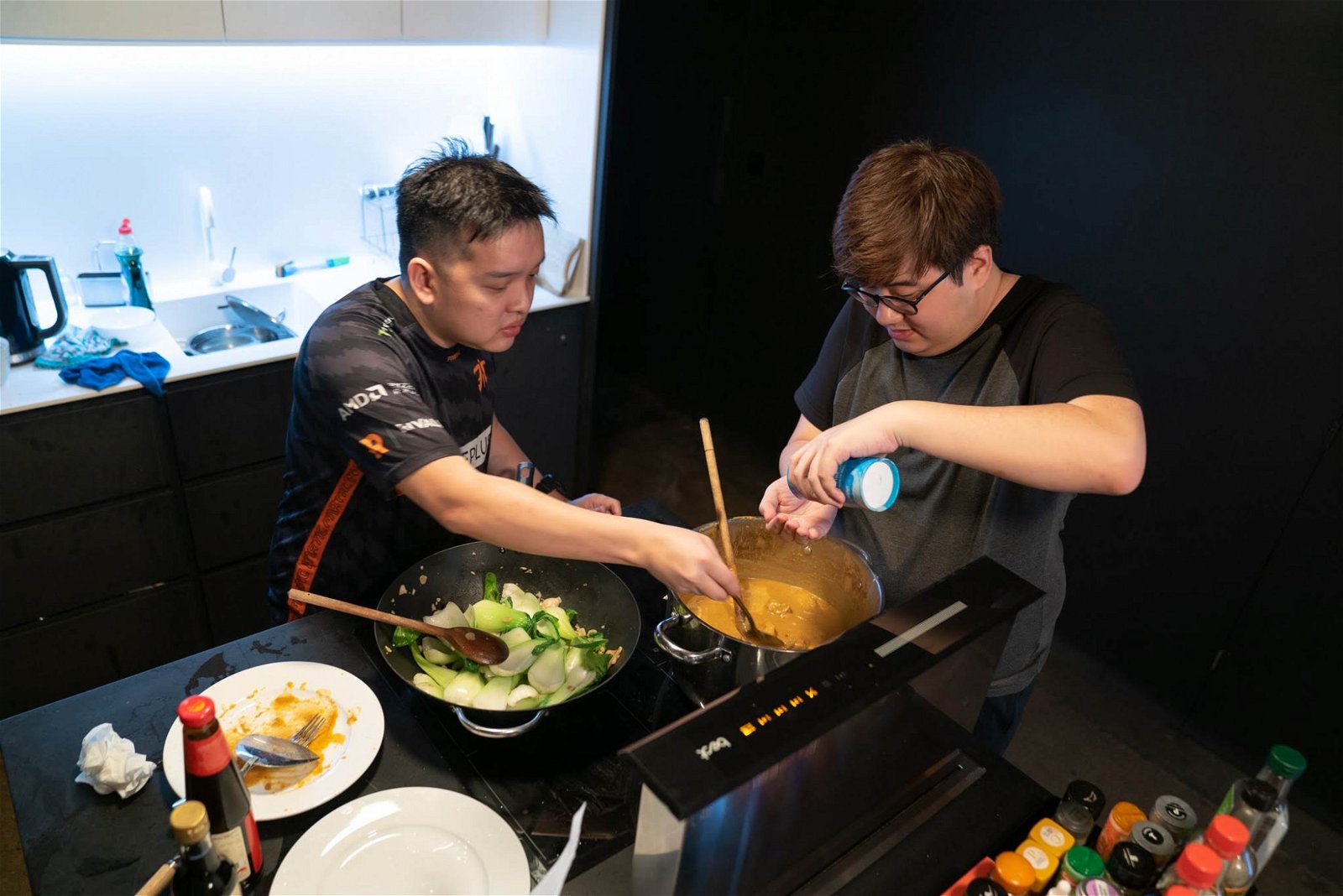 Fnatic战队到伦敦总部参加训练营。期间，队员想念亚洲美食，所以许伟顺（左）为他们烹煮家乡菜肴。