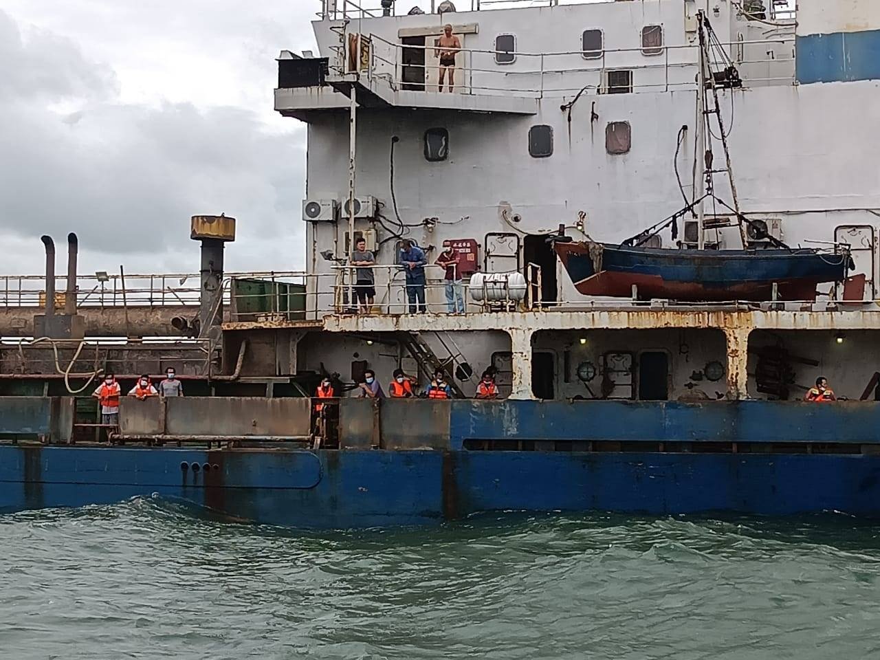 笨珍香蕉屿附近海域一天内3船沉没，所幸27名印尼籍船员及时获救。