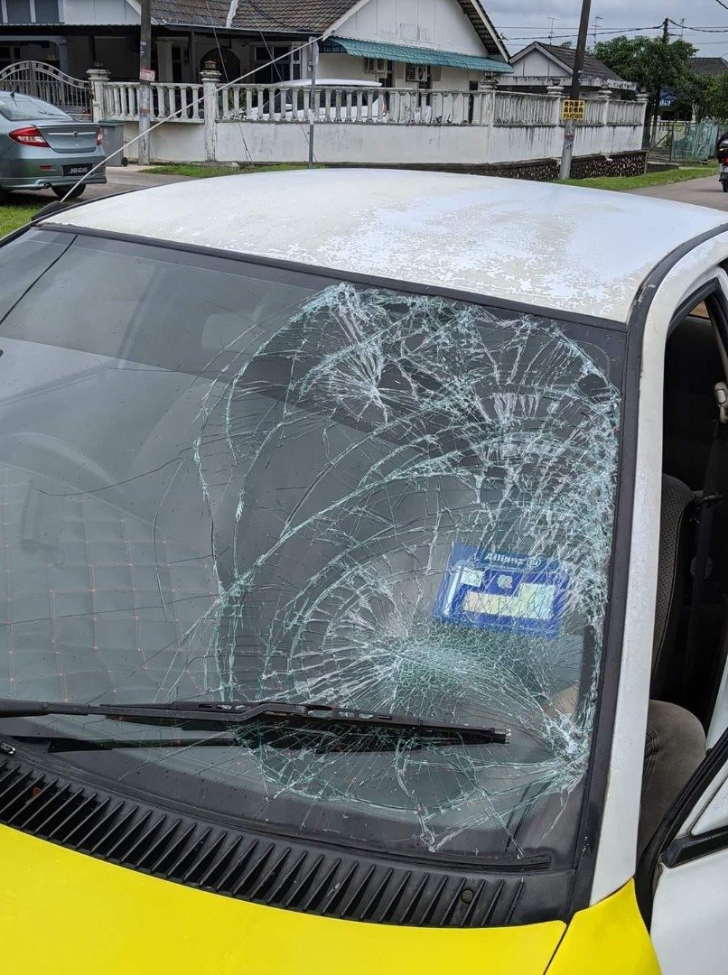 一辆车辆撞上“碰瓷”中年男子导致车镜破裂。（图取自面子书）