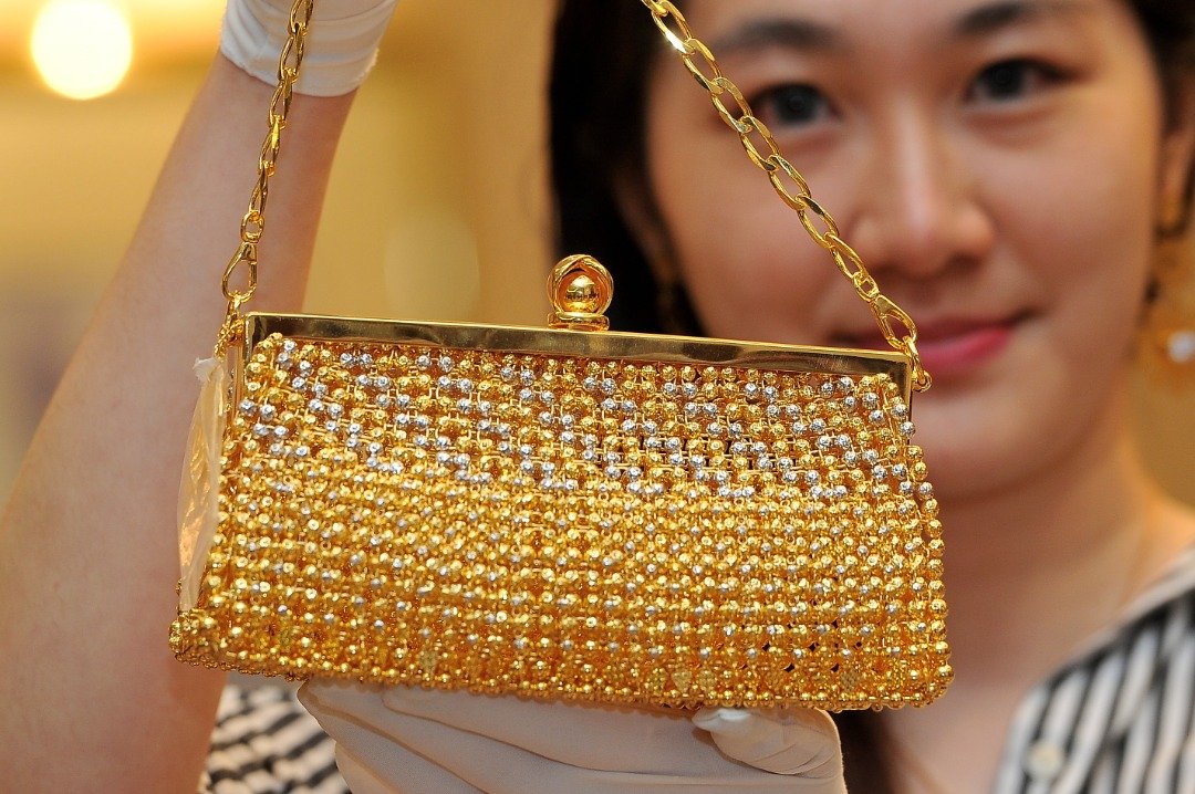主办单位在记者会上展示市值约30万令吉的“黄金包包”。