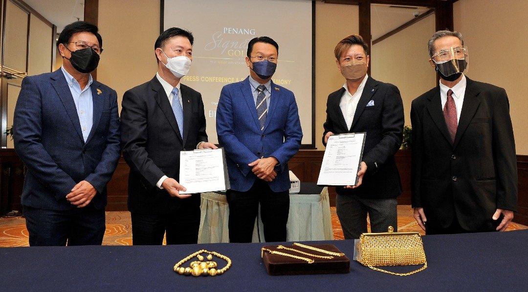 在杨顺兴（中）的见证下，槟州金钻珠宝商公会主席罗绍昌（左2）及辉煌展览有限公司执行长拿督林泳煌（左4)，签署合作备忘录，以举办2022年槟城国际黄金珍宝展。