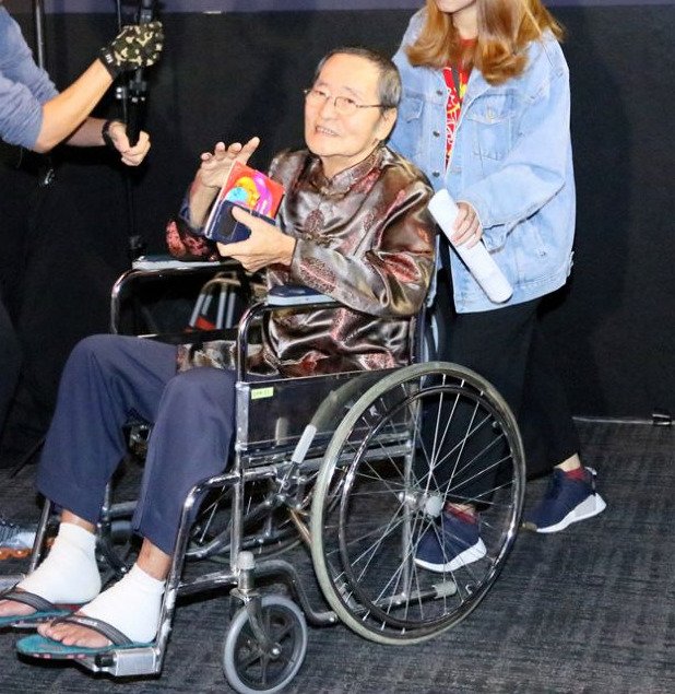 叶清方当时坐著轮椅，出席了《大地回春》的首映礼。