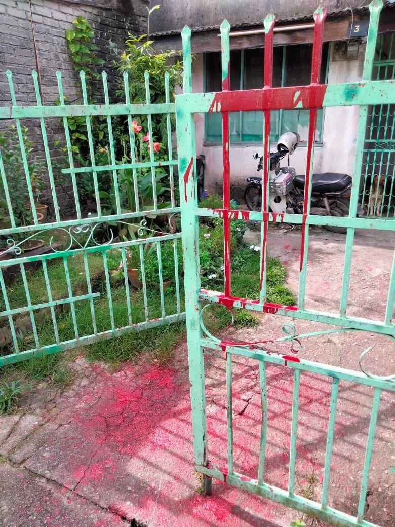 大耳窿跑腿疑点错相，在附近一住家的铁门泼红漆。