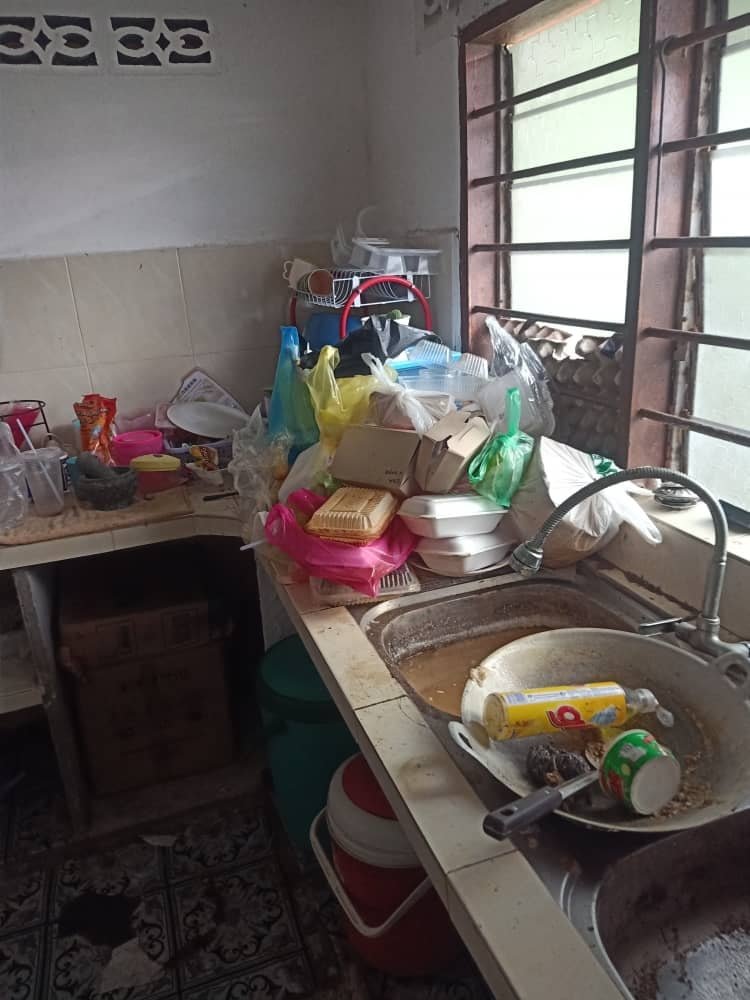 厨房堆满饭盒及饮料杯，用过的餐具也没有清洗。