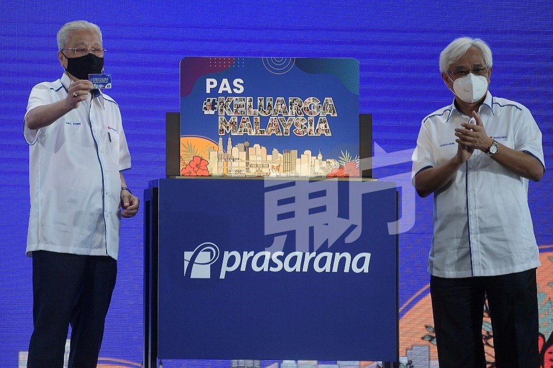 依斯迈沙比里（左起）及嘉玛鲁丁周一连同多名部长，一同推介“大马一家”优惠卡，4人同行只要15令吉，就可无限次乘搭公交出游。（摄影：张真甄)