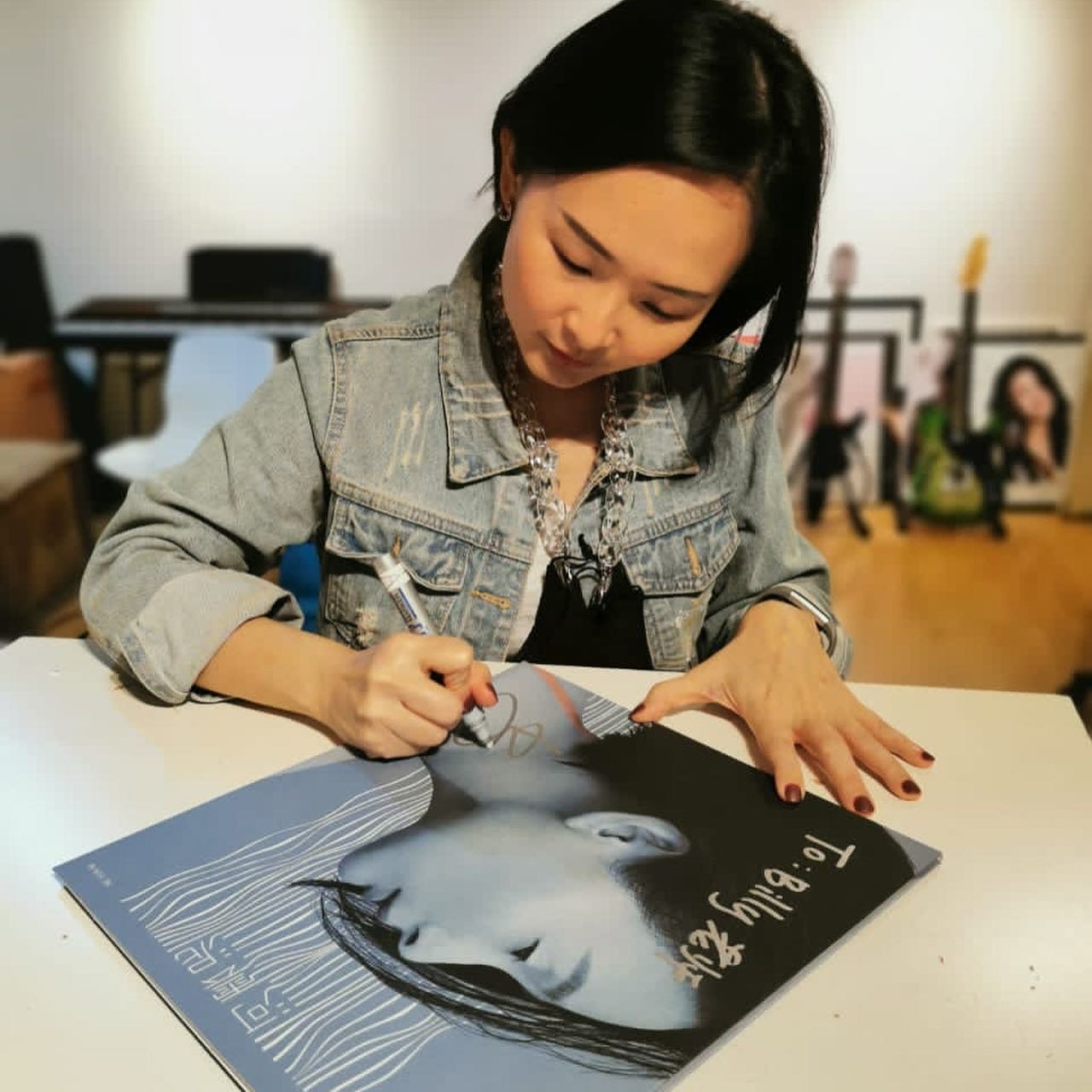 何芸妮为唱片录音工程师王诗豪（Billy Ong ）递上签名版黑胶。