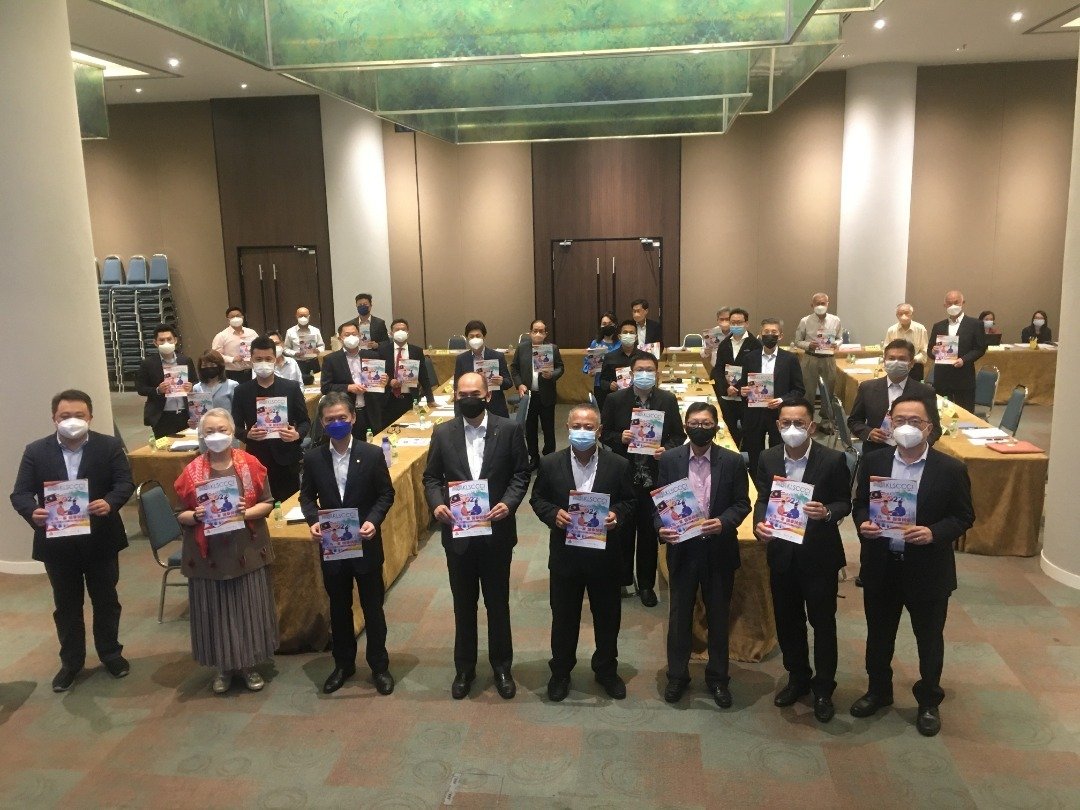 隆雪中总会长拿督吴逸平（前排左4）与一众董事手持《商讯》革新号，庆贺《商讯》创刊四十五周年纪念。